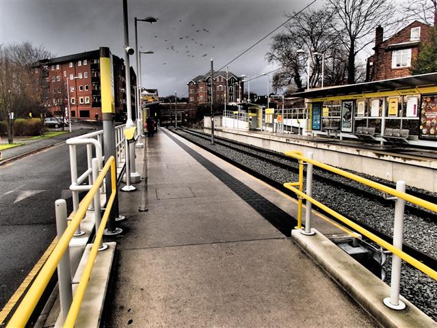 Mains courantes de couleur contrastante sur une rampe d’accès à un quai de gare en Angleterre. Si cette rampe d’accès devait être construite au Canada, des bandes de couleur contrastante seraient requises au changement de pente. Le détail des bords du quai serait également différent.