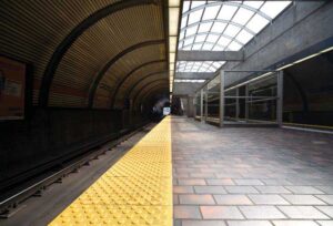 Indicateurs tactiles d’éveil de la vigilance sur le bord d’un quai dans une station de transport en commun.